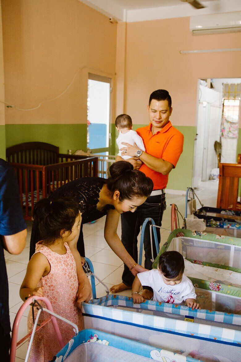Trước đó, khi còn nhỏ, con gái cũng được vợ chồng Jennifet Phạm đưa đi thăm các em nhỏ ở trại trẻ mồ côi.