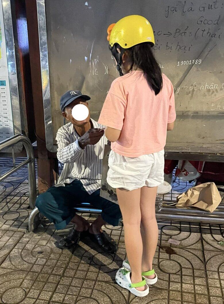 Bé Lavie chủ động giúp đỡ một cụ ông khó khăn.