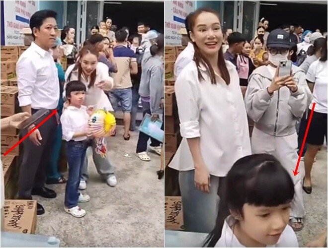 Bé Destiny ngoan ngoãn nghe theo mẹ tặng quà cho một em nhỏ khác.
