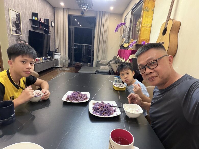 Vợ vắng nhà, bố 4 con phải tự đi chợ, nấu cơm.