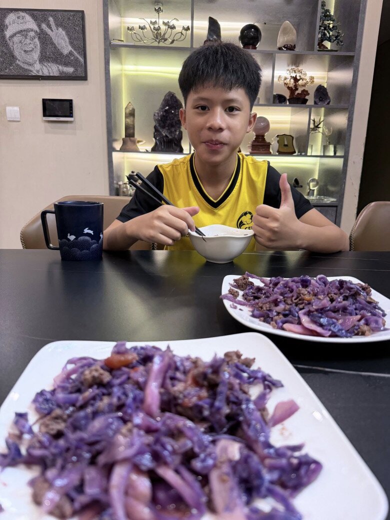 Vợ vắng nhà, BTV Trần Quang Minh tự đi chợ nấu cơm, nhìn bữa ăn của con dân mạng choáng: Món lạ quá, không nuốt nổi! - 4