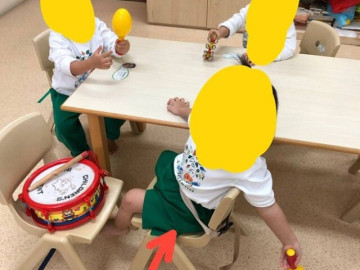 Cô giáo gửi ảnh con ở trường quốc tế, mẹ nhìn kĩ phát hiện điều đáng sợ, lập tức kiện lên tận hiệu trưởng