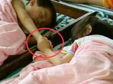 Cô giáo gửi ảnh con ngủ trưa ở trường, mẹ vừa nhìn đã tức giận, kiện lên tận hiệu trưởng