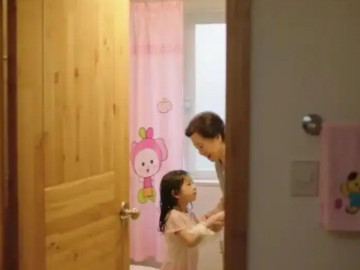 Mẹ chồng thường khóa kín cửa khi tắm cho cháu, một lần lén nhìn, cảnh tượng trước mắt khiến tôi sững sờ