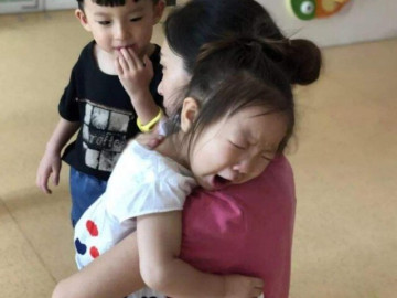 Bé gái 3 tuổi đi tiểu 20 lần/ngày ở trường mẫu giáo, chuyển 2 trường khác đều thế, BS nói Là do mẹ!