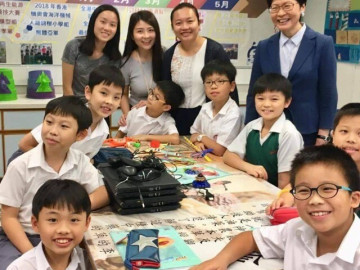 Bé trai có biểu cảm kì lạ trong bức ảnh chụp tập thể, nhìn tay cô giáo ai cũng hiểu ngay lý do