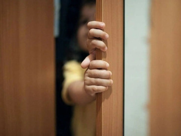 Bé gái 5 tuổi bật khóc nói Bố sắp chết rồi, người mẹ đáp rất hay