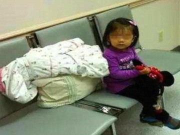 Bé gái một mình đưa mẹ đi đẻ, đợi mãi không thấy mẹ ra liền hỏi một câu khiến y tá nghẹn ngào