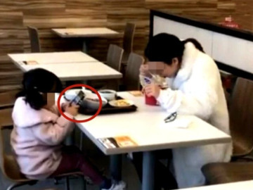 Mẹ và con gái vào nhà hàng gọi 2 suất ăn khác biệt, vừa rời đi, ông chủ "tiên tri" một câu về tương lai người mẹ