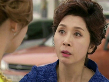 Mẹ chồng giúp chăm cháu suốt 8 năm, tiêu hết tiền lương hưu, thấy "danh bạ điện thoại" của con dâu, bà lập tức về quê