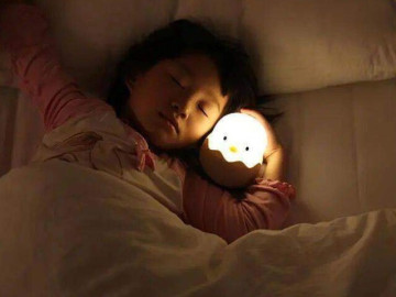 Ngủ một mình, đêm nào con gái cũng kêu "phòng lạnh quá", mẹ xem camera liền rơi nước mắt