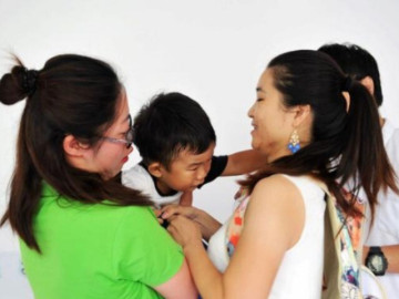 Con đi nhà trẻ về lặp đi lặp lại câu "Tay con bẩn", mẹ âm thầm tìm hiểu thì bật khóc khi biết lý do liên quan đến cô giáo