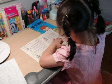 Yêu con - Bài tập tiếng Việt khiến cả nhà bó tay: "Từ nào để nguyên nghĩa là mẹ, bỏ bớt chữ vẫn là mẹ?"