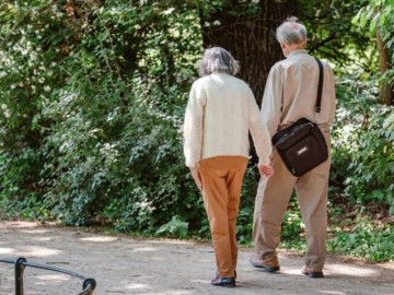 Yêu con - Đưa mẹ già đến nghỉ hưu ở viện dưỡng lão 22 triệu/tháng tưởng thiên đường, con cái bí mật tới thăm thì òa khóc