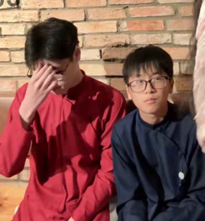 Biểu cảm bất lực của hai con trai Lâm Vỹ Dạ khi thấy mẹ nhảy đáng yêu như giới trẻ.