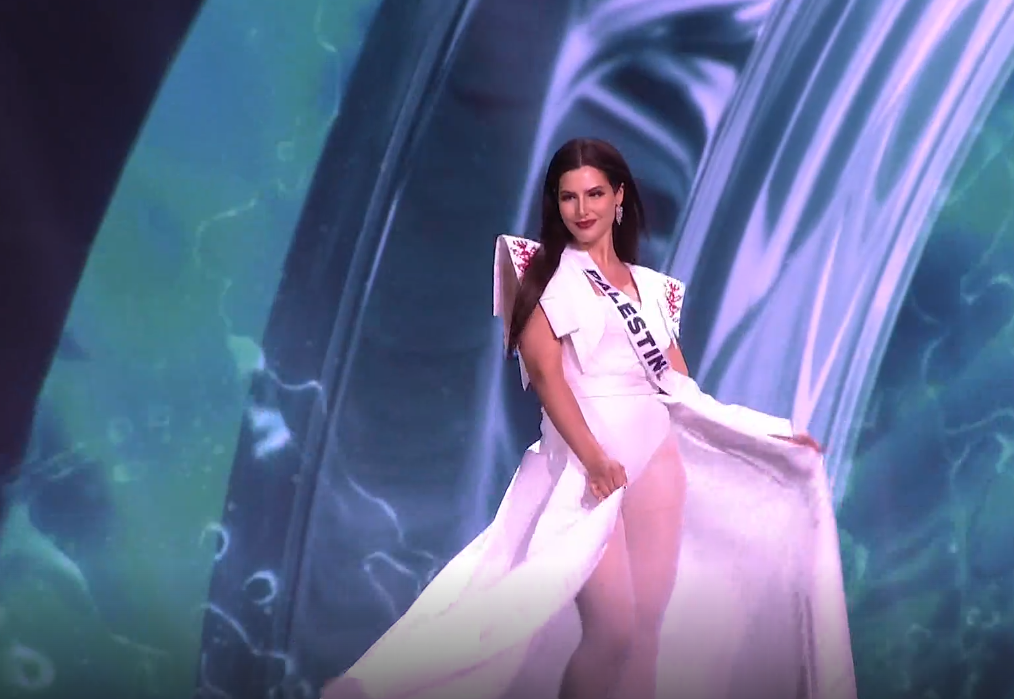 Đại diện của Palestine diện bikini kín đáo.