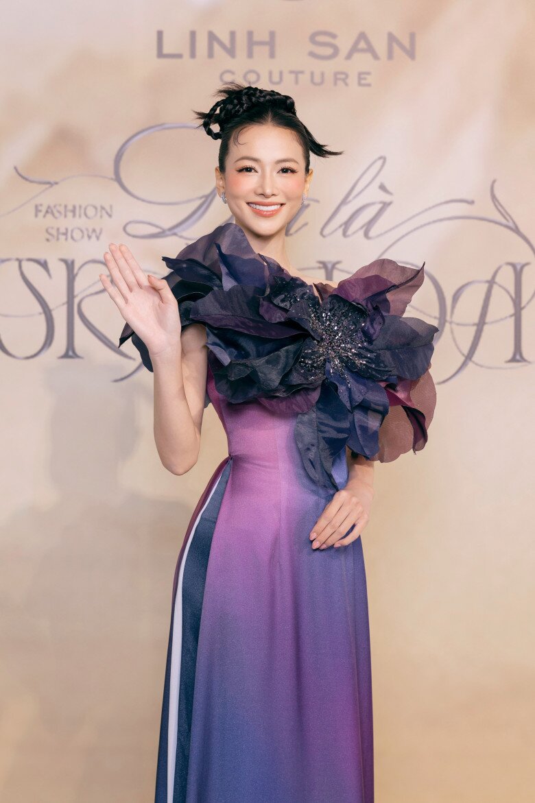 Hoa hậu Phương Khánh ấn tượng với chiếc áo dài cách điệu phần thân trên màu tím nền nã, cô cũng góp mặt biểu diễn trong show diễn.