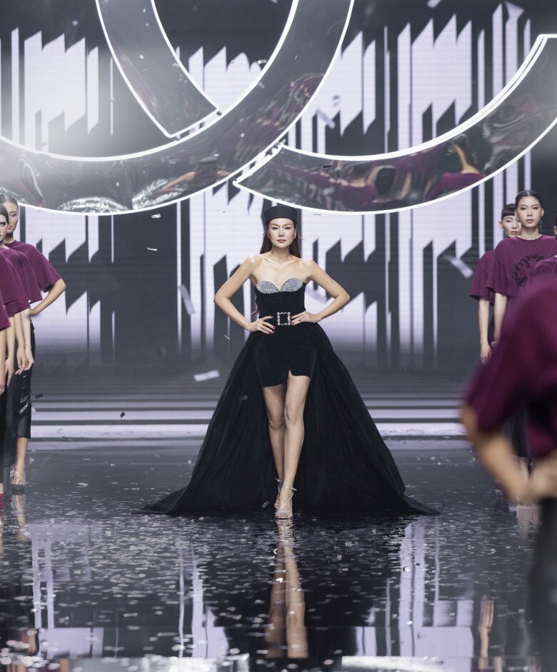 Nữ siêu mẫu khoe dân dài cùng thần thái trên sàn diễn.