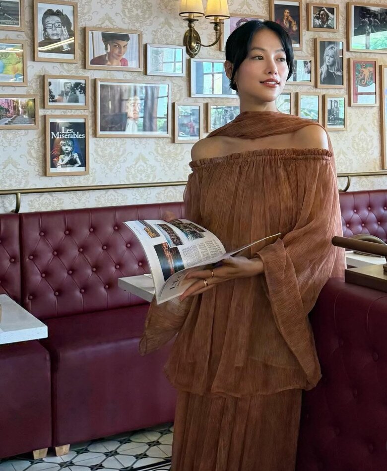Còn khi diện váy trễ vai màu nâu đất, Phương Khánh lại trở nên đằm thắm, cổ điển hơn. Sắc nâu và chất vải nhung nhẹ gợi nhớ phong vị mùa thu, gợi cảm nhưng không quá phô. Cô chọn kiểu tóc uốn nhẹ, đôi khuyên tai vàng ánh để hoàn thiện diện mạo – một sự cân bằng tuyệt vời giữa sang trọng và gần gũi.