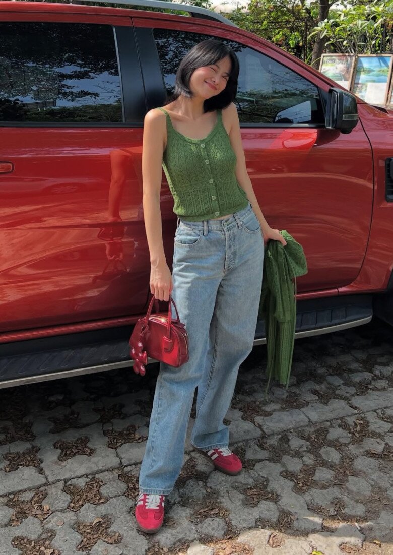 Cuối tuần, cô chọn chiếc áo len xanh lá cùng quần jeans, một outfit casual nhưng tràn sức sống. Màu xanh mang lại cảm giác tươi mát, khỏe khoắn, đúng tinh thần “relax Sunday”. Còn trong buổi sáng đầy nắng khác, chiếc váy maxi xanh pastel lại mang đến một khung hình nhẹ như gió. Từng bước chân, từng ánh nhìn đều toát ra sự an nhiên – cái đẹp không cần ồn ào, chỉ cần đủ tinh tế để khiến người ta muốn dừng lại ngắm nhìn.