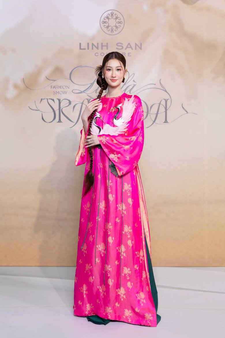 Hoa hậu Quế Anh chọn chiếc áo dài rực rỡ kết hợp cùng lối trang điểm và làm tóc đậm chất Á Đông.