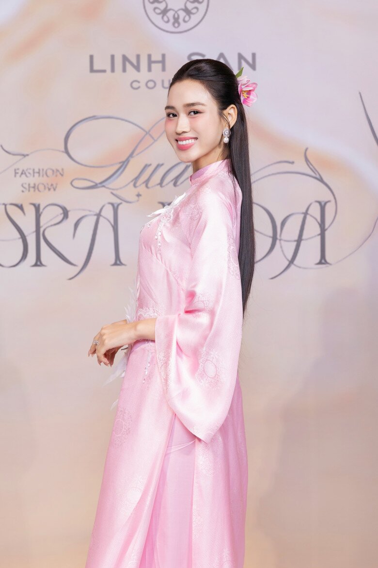 Hoa hậu Đỗ Thị Hà diện chiếc áo dài hồng cánh sen nền nã. Cô đã bay từ Hà Nội vào TP.HCM để tham dự show và góp mặt biểu diễn vị trí vedette trong chương trình.