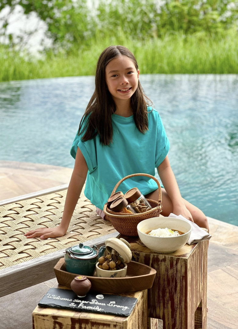 Con gái lai Thuỵ Điển của nữ ca sĩ nổi tiếng xinh như thiên thần, nói được ba thứ tiếng, gây chú ý vì làn da trắng hồng - 1