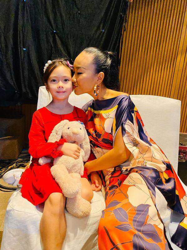 Con gái lai Thuỵ Điển của nữ ca sĩ nổi tiếng xinh như thiên thần, nói được ba thứ tiếng, gây chú ý vì làn da trắng hồng - 5