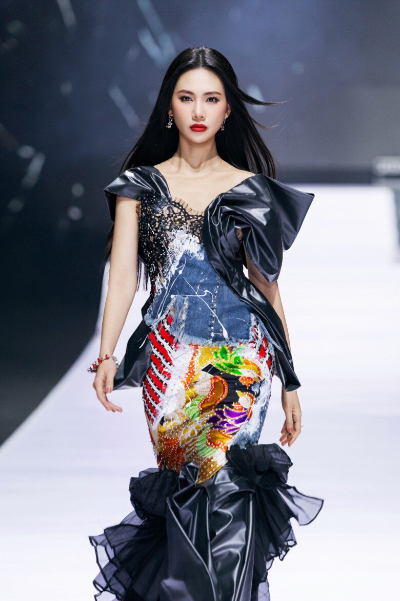 Cú amp;#34;đá váyamp;#34; khi làm vedette của Bùi Quỳnh Hoa - 1