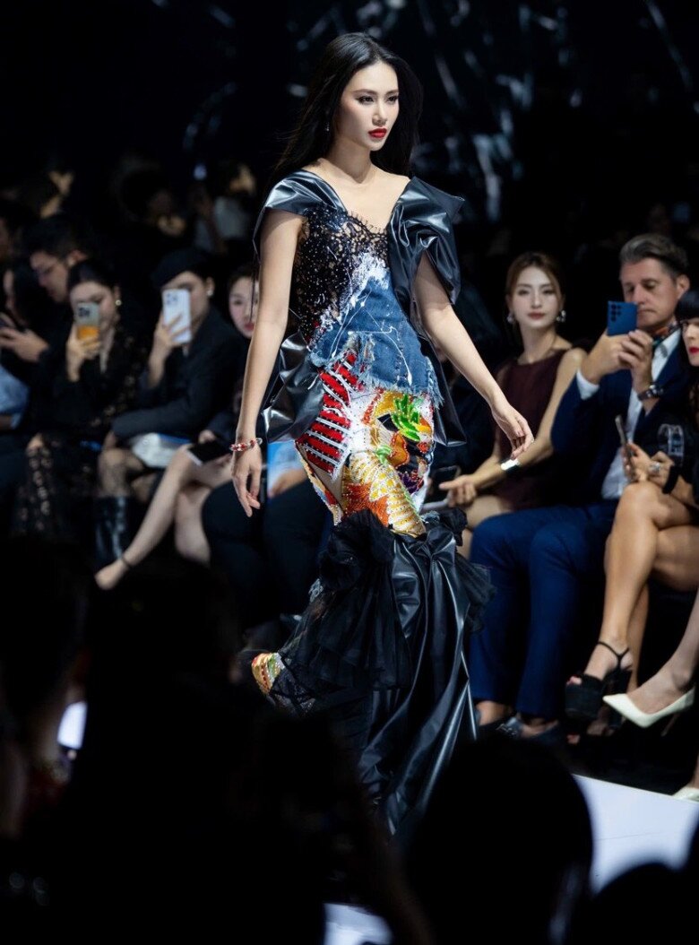 Cú amp;#34;đá váyamp;#34; khi làm vedette của Bùi Quỳnh Hoa - 2