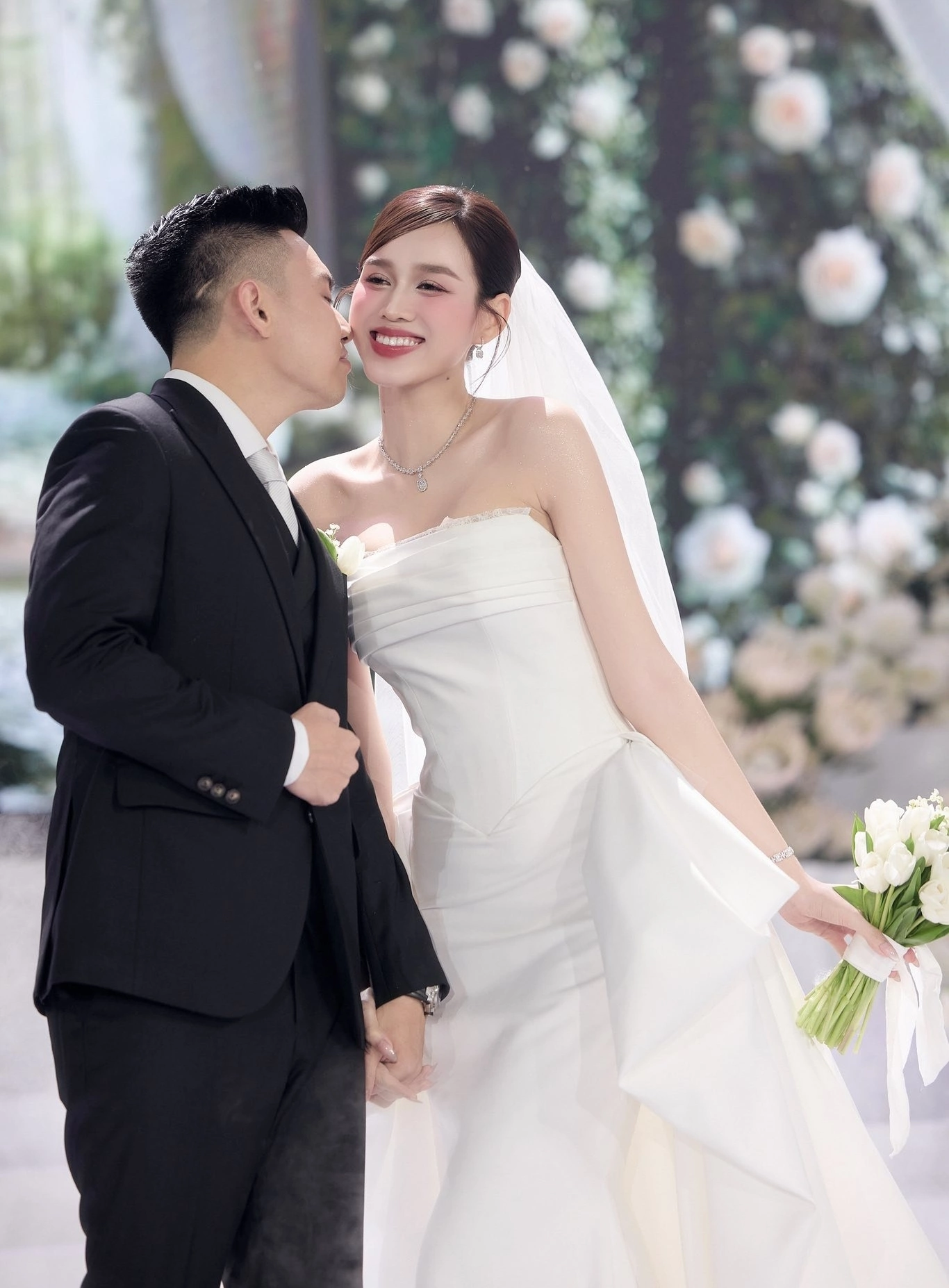 Hai nàng dâu hào môn tháng 10: Đỗ Thị Hà và Chế Nguyễn Quỳnh Châu mỗi người một  vẻ nhưng có một điểm chung - 2