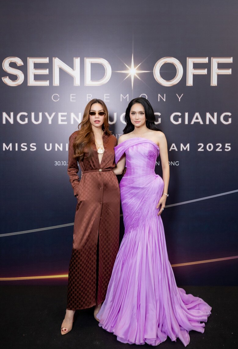 Ca sĩ Hồ Ngọc Hà cũng có mặt với outfit sang chảnh cùng thần thái ngút ngàn.