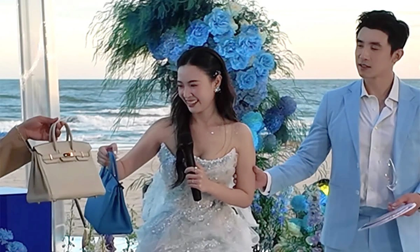 Midu được gọi là phú bà Vbiz khi sở hữu nhiều túi hiệu tiền tỷ. Gần đây cô còn vừa được ông xã tặng 2 chiếc túi có tổng giá trị lên tới 1,3 tỷ đồng.