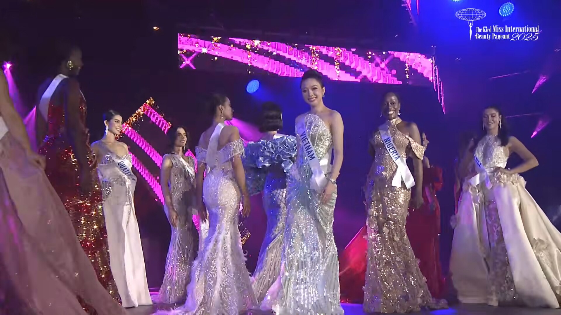 Kiều Duy xuất hiện xinh đẹp trong trang phục dạ hội.