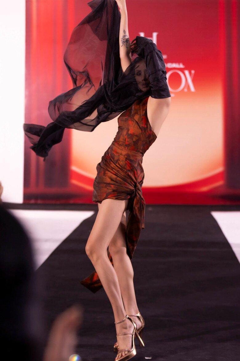 Võ Hoàng Yến, Hoàng Thuỳ đọ dáng, diện váy xẻ sâu khoe chân dài miên man khi đi casting người mẫu - 5