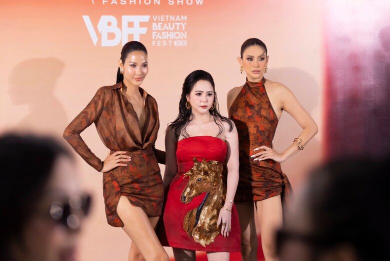 Điểm chung của cả hai thiết kế là họa tiết ngựa – biểu tượng xuất hiện xuyên suốt trong bộ sưu tập Equinox của NTK Thanh Hương Bùi. Hình ảnh ngựa La Mã, cùng tinh thần chiến binh, được nhà thiết kế khai thác để tạo nên vẻ đẹp vừa phóng khoáng, vừa kiểm soát; vừa mềm mại, vừa kiêu hãnh. Sự xuất hiện của hai người đẹp vì thế càng tôn lên tinh thần chủ đạo của toàn bộ show diễn.