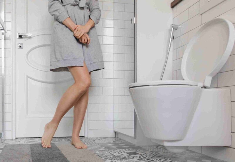 Nên đi tiểu trước khi quan hệ: Việc làm này trước khi thân mật giúp bàng quang trống, giảm cảm giác buồn tiểu và lo lắng trong lúc gần gũi. Từ đó giúp kéo dài thời gian, tăng khoái cảm và giúp cả hai thoải mái tận hưởng “cuộc yêu” trọn vẹn hơn mà không bị gián đoạn.