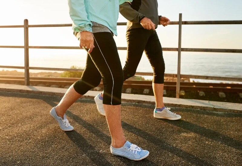 Vận động nhẹ sau khi ăn: Đi bộ 10-15 phút sau bữa ăn giúp tăng tiêu hao năng lượng, giảm đường huyết và hạn chế tích trữ mỡ. Đây là cách vận động nhẹ rất phù hợp cho người bận rộn.