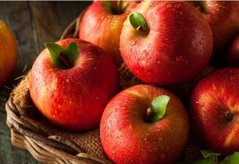 Táo là “kho vitamin” tự nhiên, chứa nhiều quercetin - một chất giúp chống oxy hóa. Chất này khi kết hợp với hệ vi sinh đường ruột có thể tạo ra DOPAC - hợp chất được nghiên cứu có khả năng hỗ trợ ức chế sự phát triển tế bào ung thư và tăng cường hoạt động miễn dịch. 