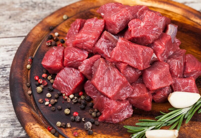 Thịt bò giàu sắt, kẽm và vitamin B12, giúp tăng tạo máu, hỗ trợ miễn dịch và duy trì năng lượng cho trẻ. Hàm lượng protein cao giúp phát triển cơ và thúc đẩy quá trình trao đổi chất, tạo nền tảng đề kháng vững chắc.