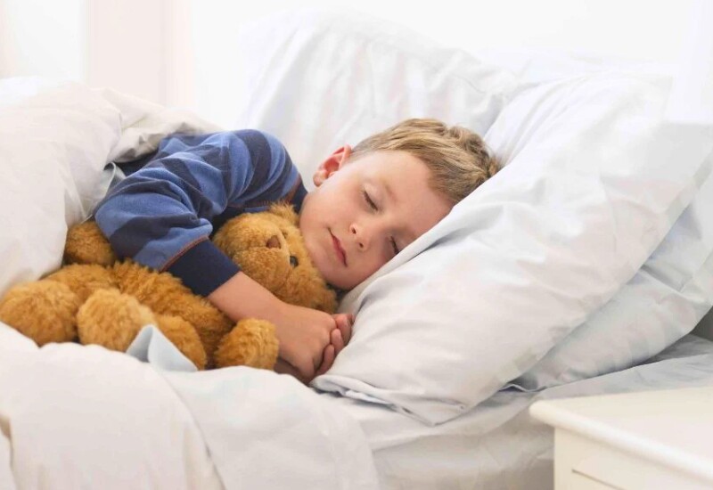 Ngủ đủ giấc, đúng giờ: Thói quen này sẽ giúp cơ thể trẻ tái tạo năng lượng, điều hòa hormone và phục hồi các tế bào miễn dịch. Trẻ thiếu ngủ dễ mệt mỏi, suy giảm sức đề kháng và tăng nguy cơ mắc các bệnh hô hấp, đặc biệt trong mùa lạnh.