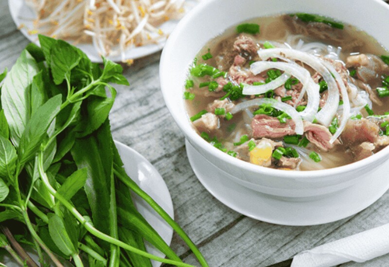 Ngò gai thường ăn sống kèm phở, bún, hủ tiếu, canh… Do đặc tính ngò gai dễ trồng, lá dày cứng, ít sâu bệnh nên hầu như không cần nhiều thuốc bảo vệ thực vật nên hạn chế tồn dư thuốc trừ sâu trong lá. Khi mua, bạn nên chọn lá xanh đậm, mùi thơm rõ, không dập nát.