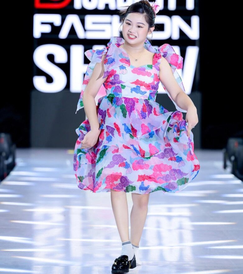 Dù đôi chân ấy từng rất yếu ớt để chập chững từng bước “vào đời” nhưng bằng trái tim ngoan cường, Giang vượt khó để học tập và chinh phục những ước mơ của riêng mình.