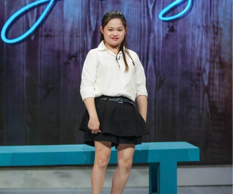 Từ nhỏ, Hiền Giang được chẩn đoán bị căn bệnh bại não. 19 năm trước vào năm lên 4 tuổi, Giang phải trải qua ca phẫu thuật kéo dài nhiều giờ đồng hồ, đôi chân của cô mới có thể hồi phục khả năng vận động.