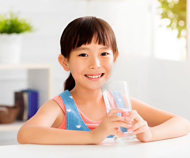 Thói quen uống nước buổi sáng sẽ giúp trẻ đào thải chất không tốt, giúp hệ tuần hoàn và hệ miễn dịch hoạt động tốt hơn.