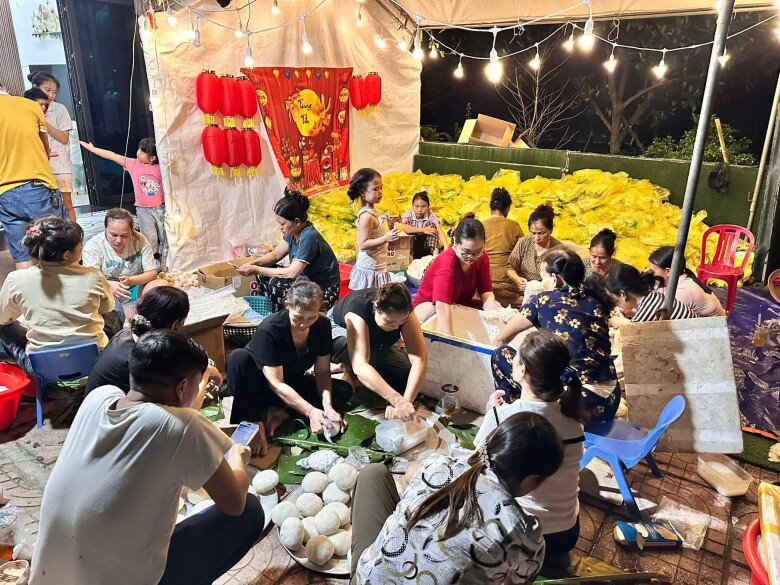 Tuy làm đến tận đêm nhưng mọi người đều vẫn rạng rỡ nụ cười trên môi. Vì họ biết, phía sau là hàng trăm, hàng nghìn người trông chờ bữa ăn ngon để tiếp thêm năng lượng. 