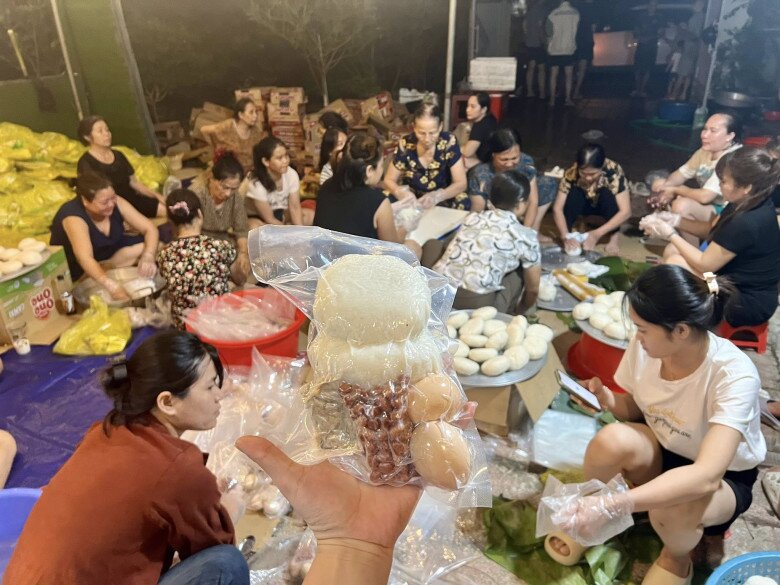 Những phần cơm, muối, trứng, lạc rang được đóng gói cẩn thận trong túi hút chân không để bảo quản được lâu hơn trong thời tiết khắc nghiệt.