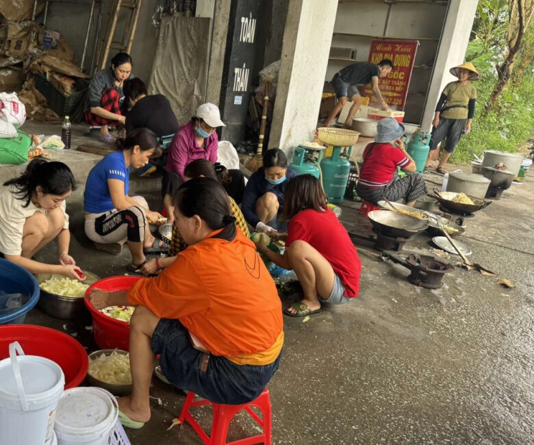 Các chị em trong khu xóm nhỏ chỉ là những người phụ nữ nội trợ bình thường nhưng tất cả đã cùng nhau thực hiện bằng tấm lòng muốn san sẻ khó khăn với bà con địa phương.