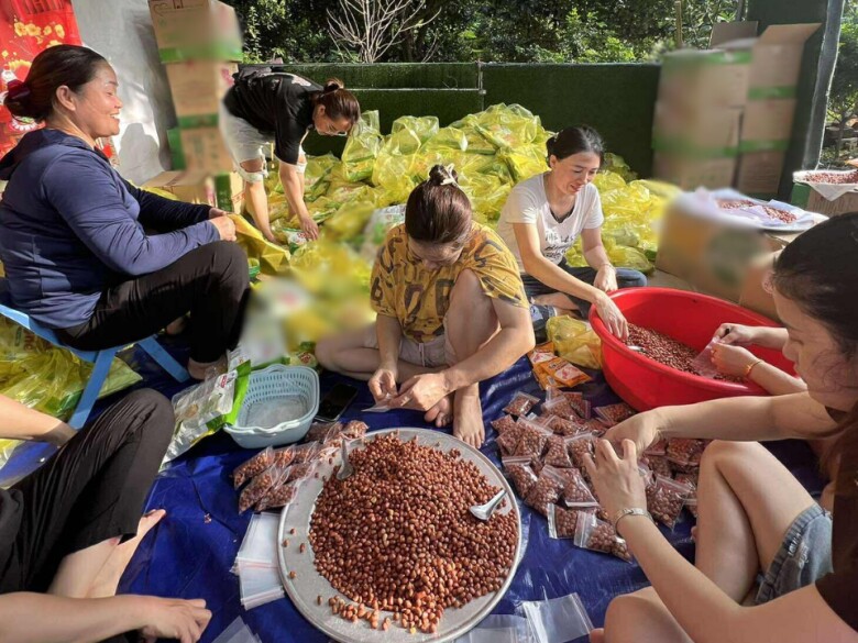 Ấm lòng bà con trong xóm rủ nhau thổi lửa, chuẩn bị cơm nóng, lạc rang gửi đến vùng tâm lũ - 4