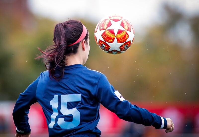 Bóng đá giúp tăng sức bền tim mạch, cải thiện phản xạ và khả năng phối hợp cơ thể. Với phái đẹp, môn thể thao này còn hỗ trợ đốt mỡ toàn thân, tăng sức mạnh cơ chân và sự linh hoạt khi di chuyển.

